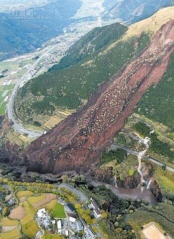 熊本縣今天又見強震，南阿蘇村山坡出現嚴重崩塌，造成路毀橋斷。 美聯社
