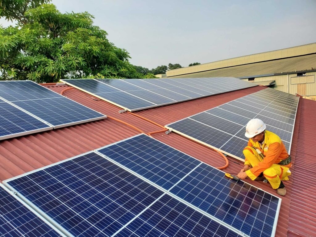 內政部推動建物光電新制,8月起國內建築物不論新建、改建、整修,只要建築物達300坪以上,屋頂將強制設置太陽能板。示意圖/pexels