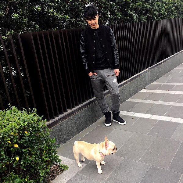 愛紗的愛犬「Hana」曾是周洺甫咖啡店的店長。(翻攝自周洺甫臉書)