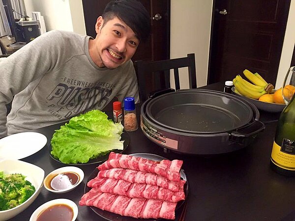 愛紗與周洺甫向來不避諱曬恩愛,在臉書分享在家約會的照片。(翻攝自周洺甫臉書)