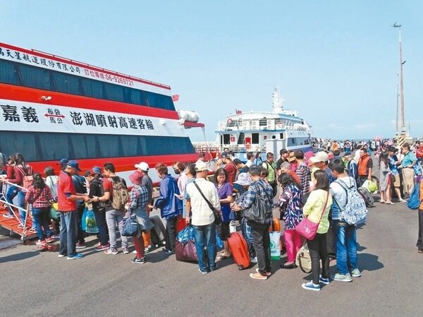 隨著澎湖花火節的即將到來，昨天有近千名旅客從布袋商港搭客輪到澎湖遊玩。 記者黃煌權／攝影