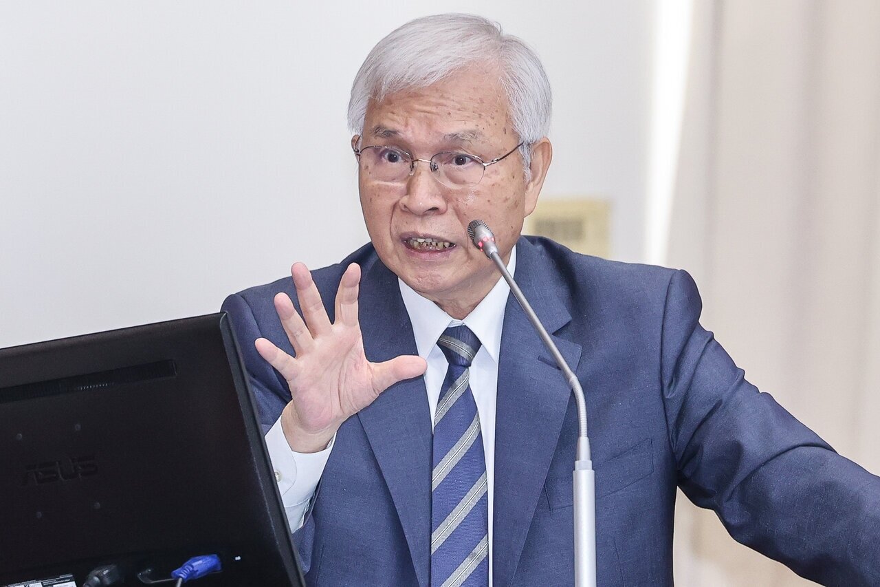 央行總裁楊金龍表示，現階段房市的信用管制措施將維持現狀，短期內不會加碼打房，導致營建股盤中上漲。然而，即使未加碼管制，市場卻可能過度解讀，部分網友對未來房市持不同看法。記者曾原信／攝影 
