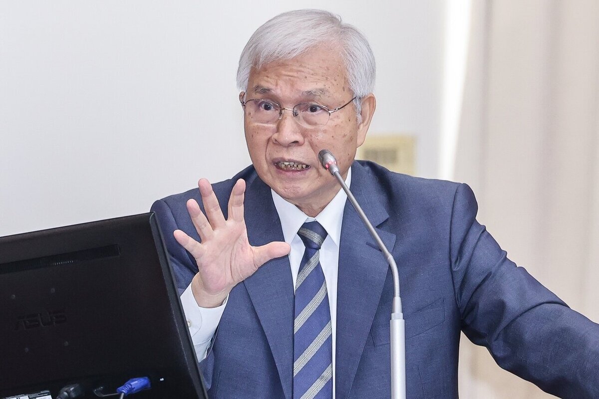 央行總裁楊金龍表示，現階段房市的信用管制措施將維持現狀，短期內不會加碼打房，導致營建股盤中上漲。然而，即使未加碼管制，市場卻可能過度解讀，部分網友對未來房市持不同看法。記者曾原信／攝影 