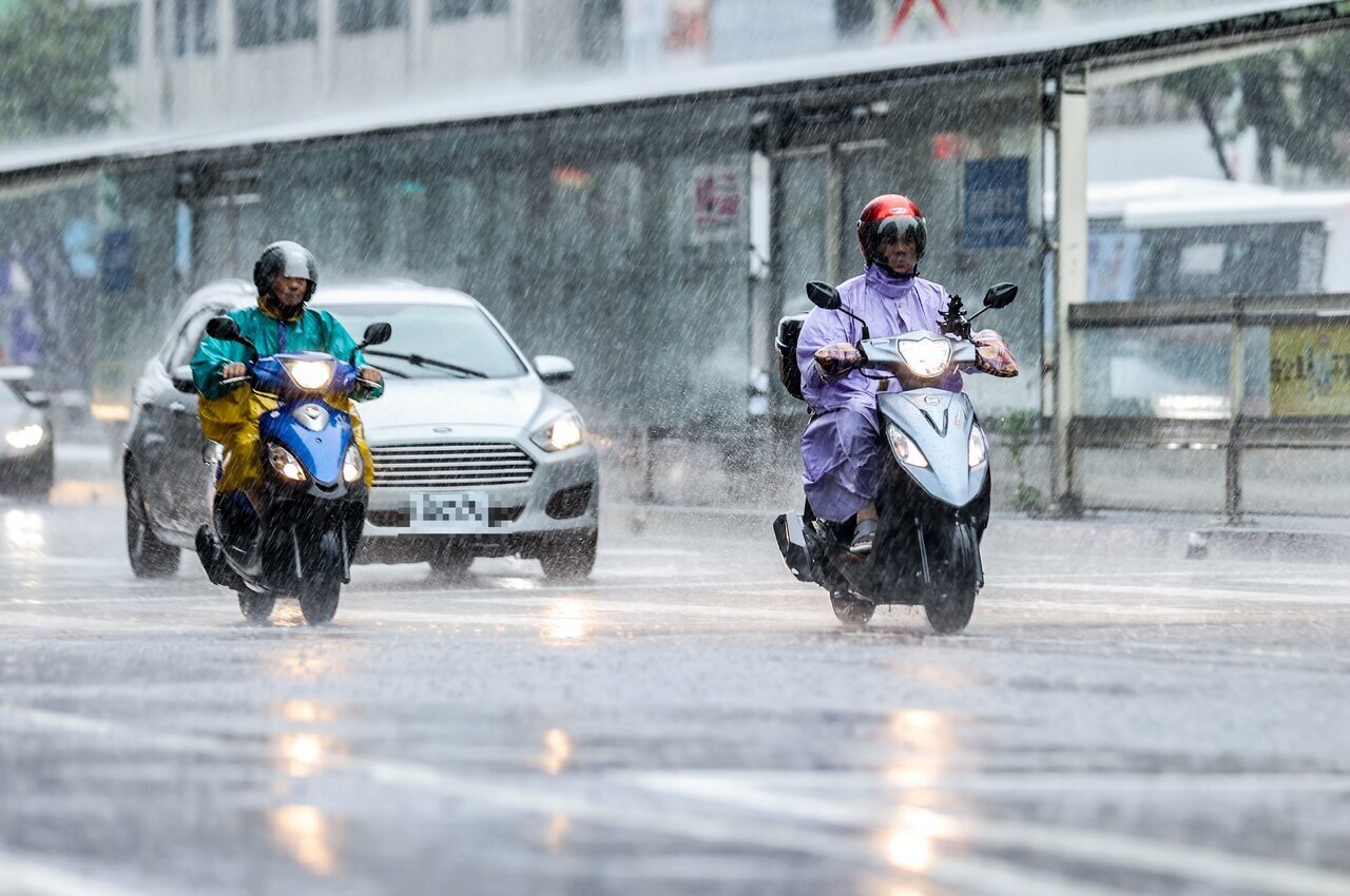 今天各地天氣仍不穩定,不時有陣雨發生。本報資料照片