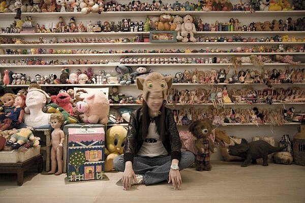 曲家瑞房間超級大,還有整面讓她收藏二手玩具的層架。(翻攝自曲家瑞臉書)