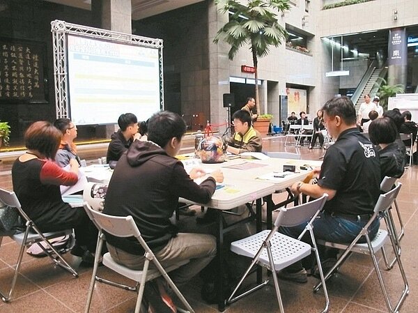 交通局昨邀請機車族參與機車工作坊,討論機車停車管理議題。 記者郭逸君/攝影