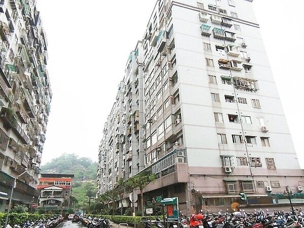 新店「新中河」社區居民不滿捷運安坑輕軌貼近民宅，噪音和震動將影響生活品質。 記者祁容玉／攝影