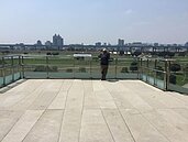 出站即公園　機捷跨堤路橋啟用
