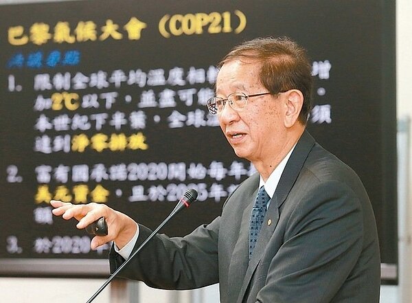 中研院前院長李遠哲昨在全國NGOs環境會議上說，能源價格應反映空汙等負面效應，呼籲準總統蔡英文應提出完整政策。 記者黃義書／攝影