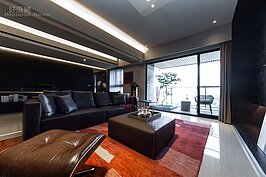 嘉磐雍翠位於台中市明星學校大墩國中旁，二到十樓為每戶75坪（含公設）雙拼設計，因此對外光線明亮充足。扣除公設後室內實坪約為50坪左右，諾大的空間規劃成為三房兩廳的格局。