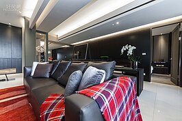 大多數人並不喜歡室內有梁有柱，除了風水的原因外，就是感覺會佔據掉太多室內空間。不過這個設計案中設計師卻反其道而行，不僅有裝飾梁，而且所佔面積還不小。
雖然如此，卻也不顯得室內空間變得侷促。