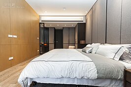 讓人覺得比較可惜的在於主臥室床尾部分的壁面，雖然同為木片所拼成的牆壁，但是使用色彩上，會讓人聯想到廉價的傢俱。