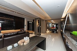 現代設計觀念上，大都是將客廳、廚房與餐廳做出連貫動線，除了可讓整體空間更為寬敞外，也合乎現代人的使用習慣。但是這個案例中，整個格局顛覆了大家既有觀念，餐廳與客廳隔了一段距離。好處是互不干擾，缺點卻是有著太大的隔閡感。