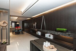 長廊與飯廳另一角度。大家都會習慣將梁包起來，這裡卻是大辣辣的呈現，好與不好各有看法。