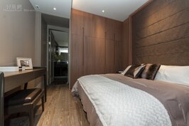 次主臥與主臥室設計概念相似，都是大量採用木頭為主要裝潢元素，包括地板、書桌與衣櫥。