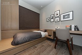 每間臥室地板所採用的為相同木紋木質地板，就算冬天光著腳走在上面也不會覺得寒冷，缺點就是價格比一般石英磚地板還要貴上許多。