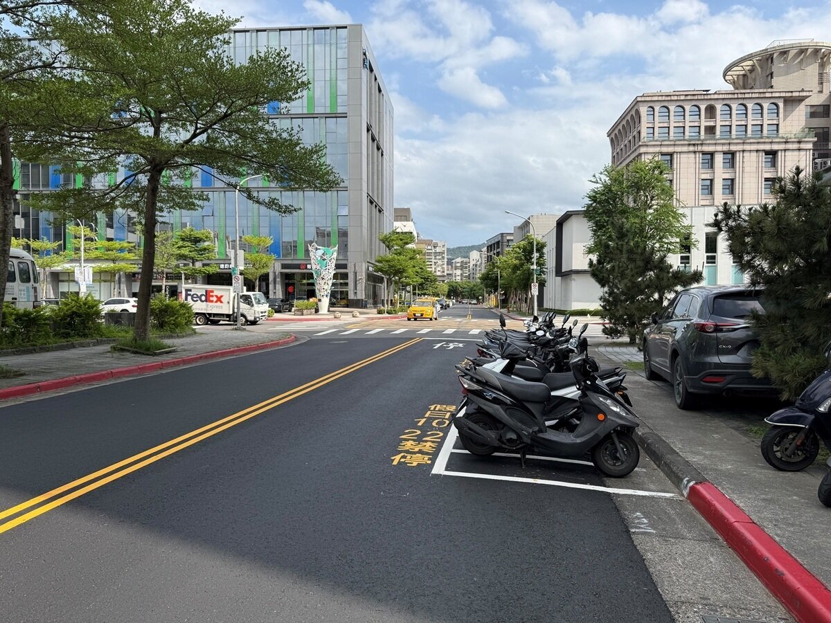 內湖區新湖一路36巷及行善路48巷路面更新後。圖/台北市政府提供