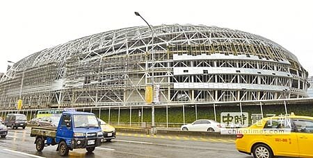 議員要求要以公安為先,絕不能由市府出錢買單,都發局也表示,大巨蛋進入解約談判期間,遠雄仍須負責工地安全,可進場做必要維護。(顏謙隆攝)