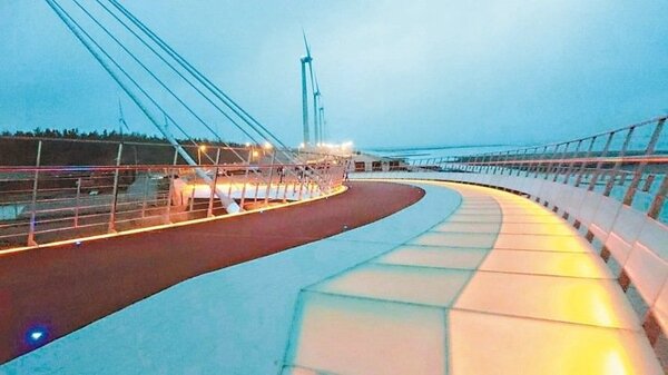 「高美濕地景觀橋」是座雙塔柱雙弧曲線造型橋，流線型的橋面與自然景觀融合，成為台灣海濱新地標。 圖／欽成營造公司董事長林憲雄提供