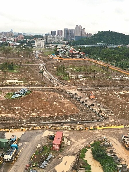 新店央北區段徵收案基地內道路已逐漸成形,全案預計年底完工,已有建商搶進,探詢是否能先進行地質鑽探。 圖/地政局提供