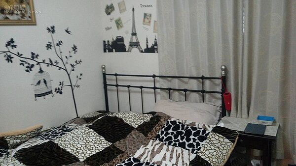 4.Lena房間與一般女孩沒兩樣,牆面以壁貼稍微裝飾,平時宅在家最愛窩在房間上網、做美容保養。