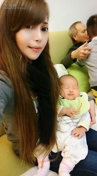 6.只要有空Lena就會幫妹妹帶小孩,還表示每次抱著就覺得超療癒,有時會帶到不想還妹妹呢!