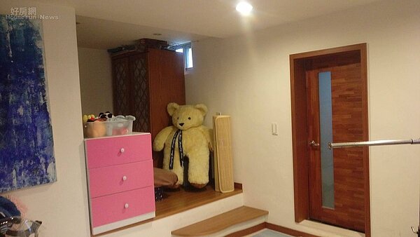 7.家裡採樓中樓格局,收納機能相當好,在閣樓裡也可見到小倉庫、儲藏室設計。