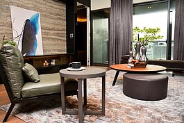 大面積使用落地窗，讓室內光線更充足，拍攝時間為3月上旬四點左右，可見其採光設計良好。