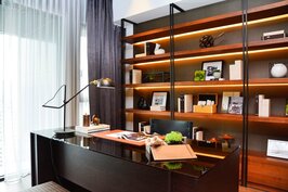 書桌與客廳面向相同，住戶可充分享受到自然光線的沐浴。