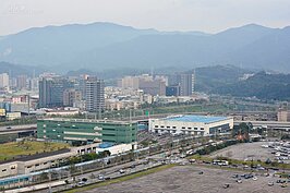 附近大面積空地仍多，待整個區域建設完畢，未來人潮與大樓將更加熱鬧