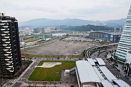 十八層樓高視野良好，就位於中國信託大樓旁，可一覽南港經貿園區景色。