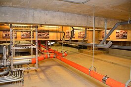 進入神秘小房間後，發現裡面有著密密麻麻的管線配置，就是高耐震設計的構成要件。