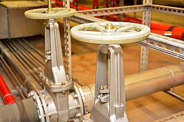 可撓軟管
污廢水管、消防灑水管、電力電信網路管、給水管、瓦
斯管、進氣管等因應隔震系統配置可撓管