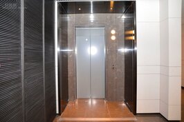 電梯也是重要的防震一環，故電梯保有57.5cm的防碰撞空間。