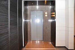 電梯也是重要的防震一環，故電梯保有57.5cm的防碰撞空間。