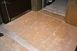 發生大地震時，電梯自動於最近樓層停妥開門，電梯出口側牆與地面將如捷運車廂之伸縮蓋板，保持出入口通行。
