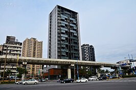 這棟建築名為＂有名堂＂，主打95坪、170坪大戶規劃，樓高3米6，戶戶三面採光，每個房間皆開窗通風。
