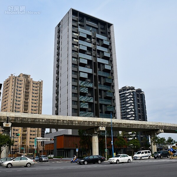 液化區域話題不斷,房屋抗震能力已成主流,近日南港經貿特區就有一個地上18層樓高,座落於2號出口的建案,主打最大抗震0.33g,遠高於0.24g的基本耐震係數;然而高抗震能力就取決於工法與細節,就讓我們看看花了別人2.5倍時間才蓋好的房子,到底是在搞甚麼鬼?(好房網News記者 陳韋帆/台北報導)
