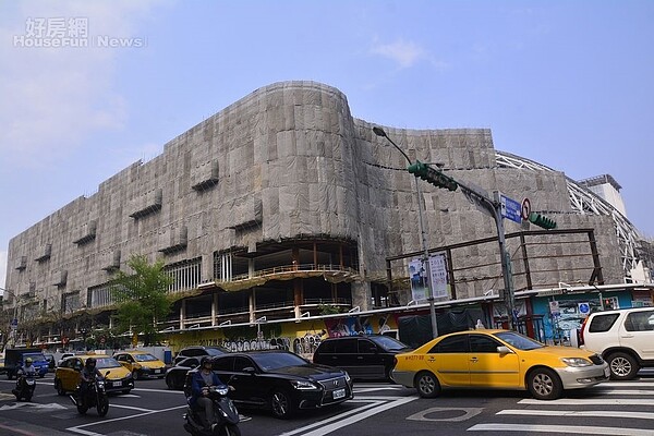 遠雄大巨蛋爭議未解，荒廢如廢鐵般矗立台北市精華地段。（好房網News記者陳韋帆／攝影）