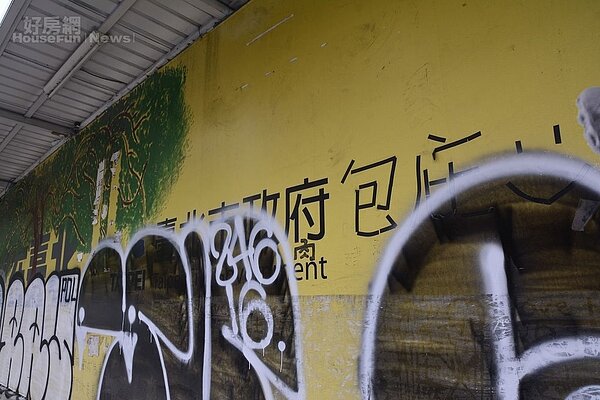 遠雄大巨蛋爭議未解,荒廢如廢鐵般矗立台北市精華地段。(好房網News記者陳韋帆/攝影)