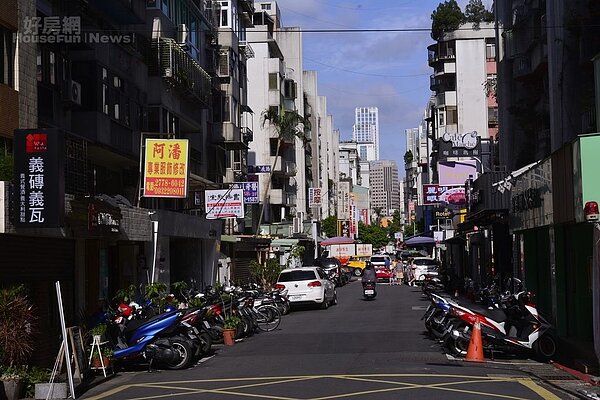東區人潮洶湧,但是因為租金高昂,導致許多店家決定結束營業,空租狀況愈來愈明顯。(好房網News記者陳韋帆/攝影)