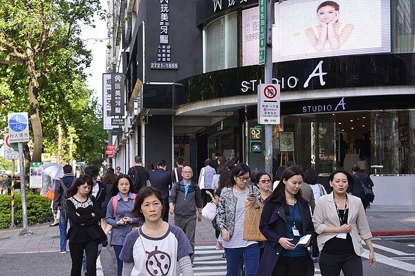 東區人潮洶湧，但是因為租金高昂，導致許多店家決定結束營業，空租狀況愈來愈明顯。（好房網News記者陳韋帆／攝影）