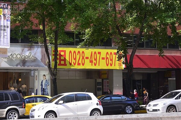 東區人潮洶湧,但是因為租金高昂,導致許多店家決定結束營業,空租狀況愈來愈明顯。(好房網News記者陳韋帆/攝影)