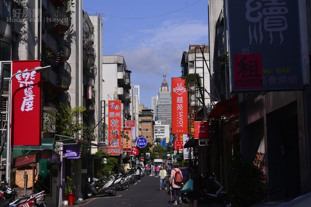 東區人潮洶湧，但是因為租金高昂，導致許多店家決定結束營業，空租狀況愈來愈明顯。（好房網News記者陳韋帆／攝影）