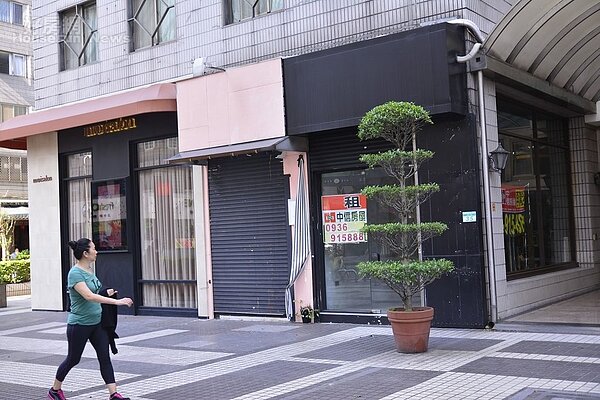 東區人潮洶湧,但是因為租金高昂,導致許多店家決定結束營業,空租狀況愈來愈明顯。(好房網News記者陳韋帆/攝影)