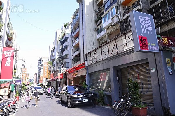東區人潮洶湧，但是因為租金高昂，導致許多店家決定結束營業，空租狀況愈來愈明顯。（好房網News記者陳韋帆／攝影）