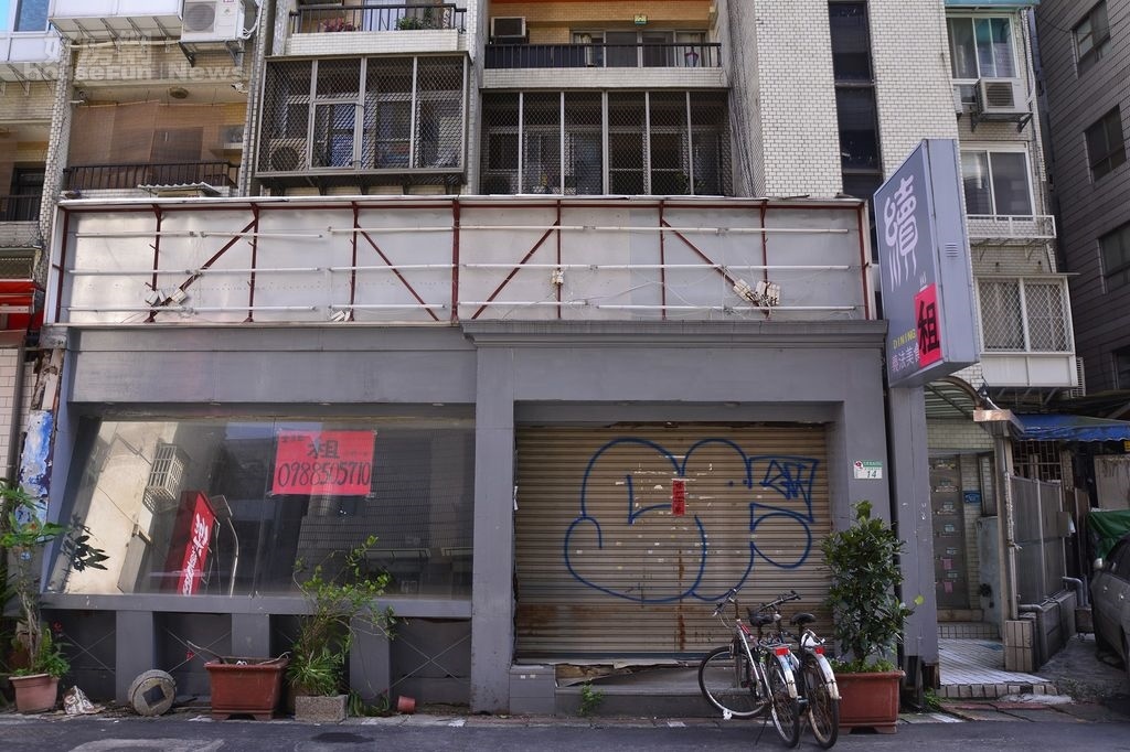 東區人潮洶湧，但是因為租金高昂，導致許多店家決定結束營業，空租狀況愈來愈明顯。（好房網News記者陳韋帆／攝影）