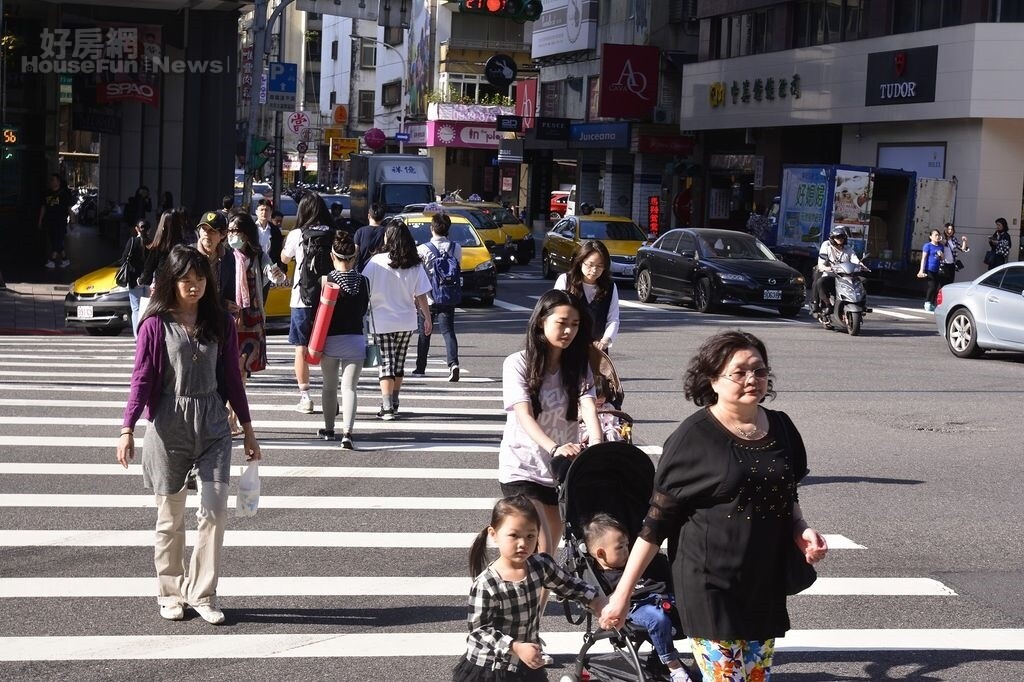 東區人潮洶湧，但是因為租金高昂，導致許多店家決定結束營業，空租狀況愈來愈明顯。（好房網News記者陳韋帆／攝影）