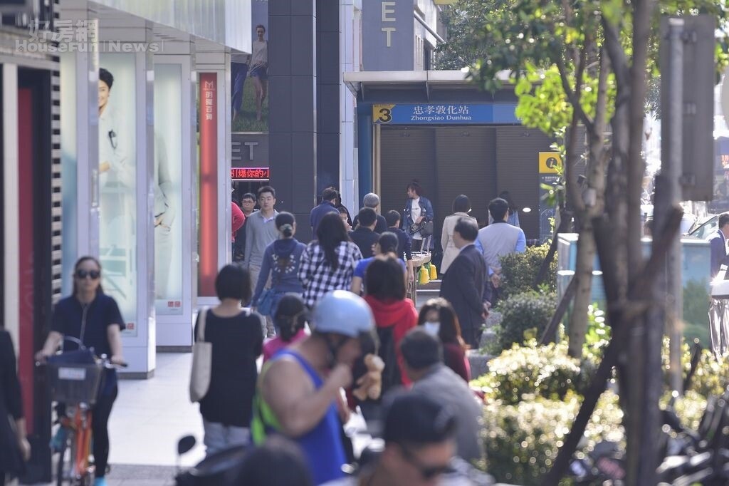 東區人潮洶湧,但是因為租金高昂,導致許多店家決定結束營業,空租狀況愈來愈明顯。(好房網News記者陳韋帆/攝影)