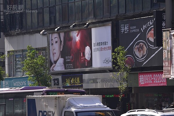 東區人潮洶湧,但是因為租金高昂,導致許多店家決定結束營業,空租狀況愈來愈明顯。(好房網News記者陳韋帆/攝影)